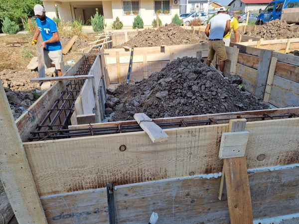 Cofrare turnare grinzi si compactare pamant si balast fundatie