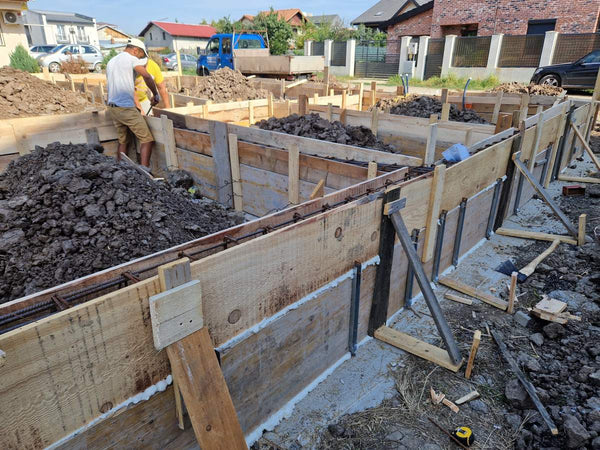 Cofrare turnare grinzi si compactare pamant si balast fundatie