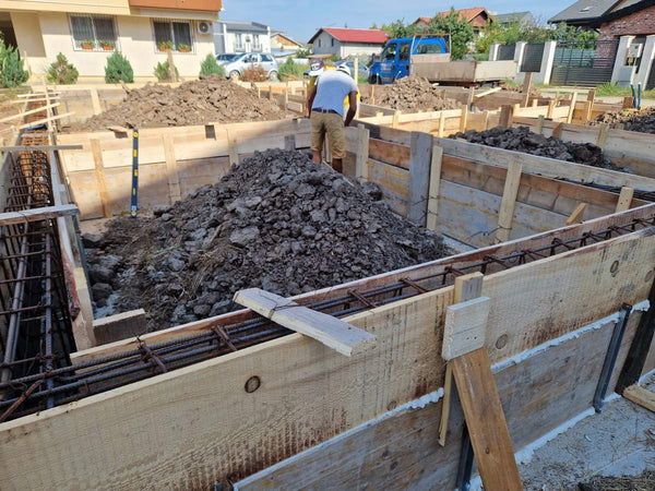 Cofrare turnare grinzi si compactare pamant si balast fundatie