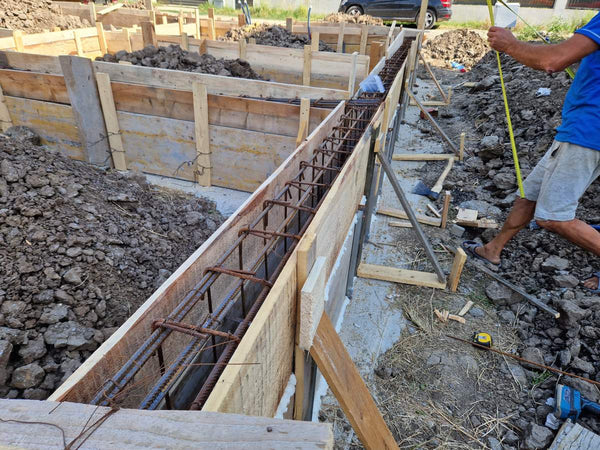 Cofrare turnare grinzi si compactare pamant si balast fundatie