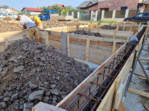 Cofrare turnare grinzi si compactare pamant si balast fundatie