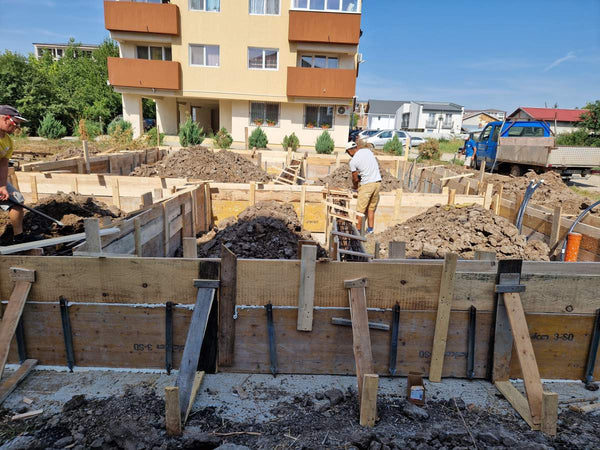 Cofrare turnare grinzi si compactare pamant si balast fundatie