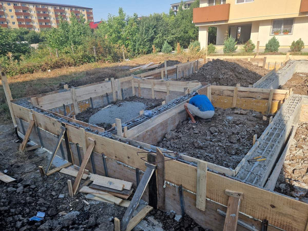 Cofrare turnare grinzi si compactare pamant si balast fundatie