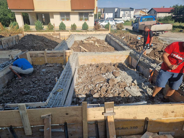 Cofrare turnare grinzi si compactare pamant si balast fundatie