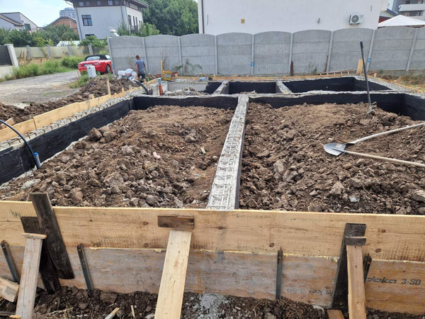 Cofrare turnare grinzi si compactare pamant si balast fundatie