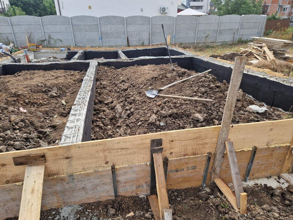 Cofrare turnare grinzi si compactare pamant si balast fundatie