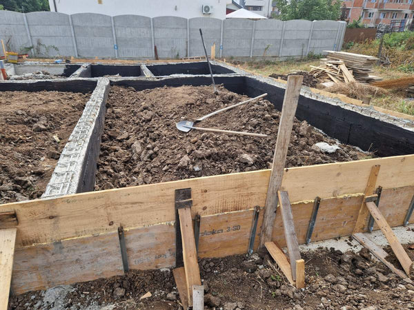 Cofrare turnare grinzi si compactare pamant si balast fundatie