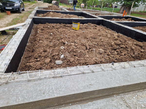 Decofrare grinzi fundatie, aplicare strat bituminos si umplutura pamant