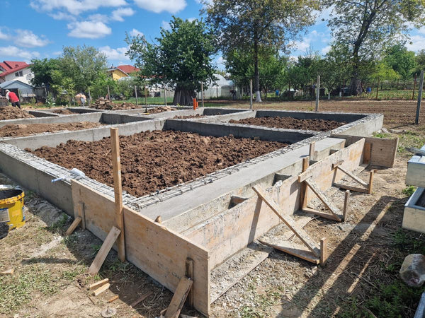 Decofrare grinzi fundatie, aplicare strat bituminos si umplutura pamant