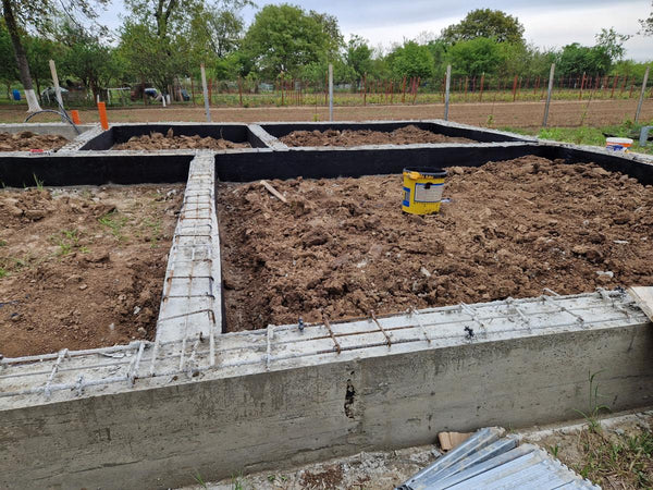 Decofrare grinzi fundatie, aplicare strat bituminos si umplutura pamant