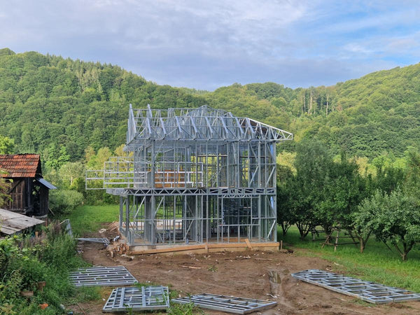 Montaj ferme acoperis si placari exterioare casa metalica pe 2 nivele