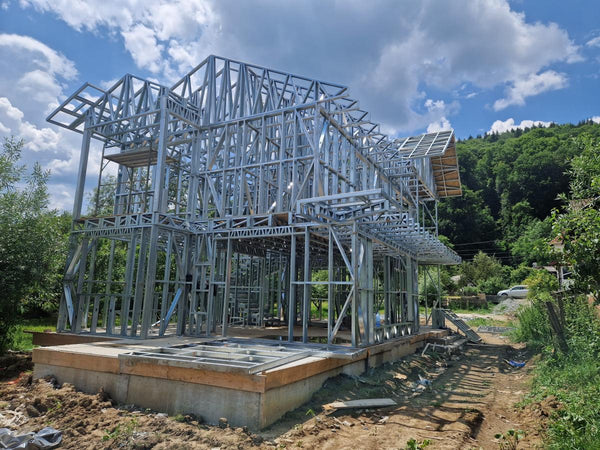 Montaj ferme acoperis si placari exterioare casa metalica pe 2 nivele