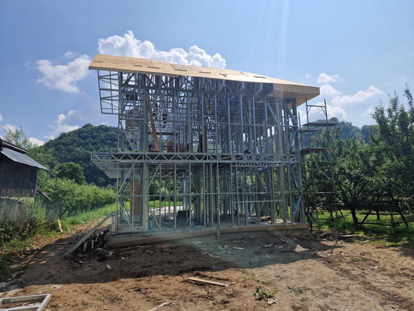 Montaj ferme acoperis si placari exterioare casa metalica pe 2 nivele