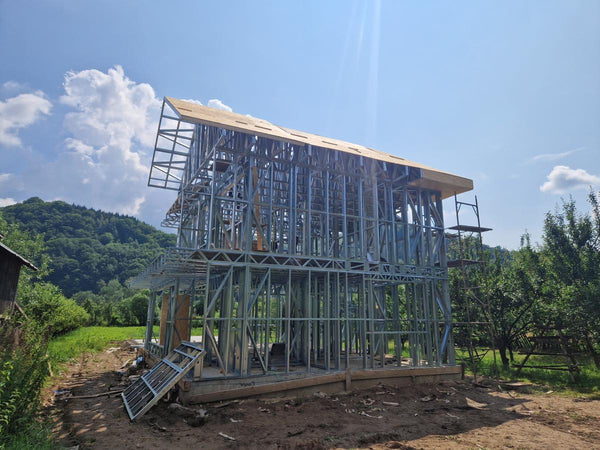 Montaj ferme acoperis si placari exterioare casa metalica pe 2 nivele