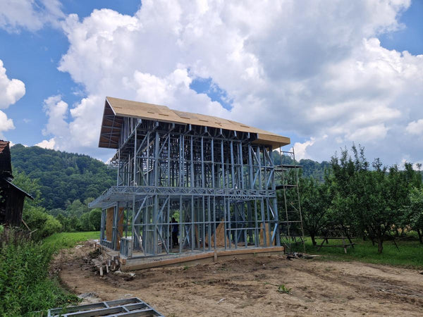 Montaj ferme acoperis si placari exterioare casa metalica pe 2 nivele