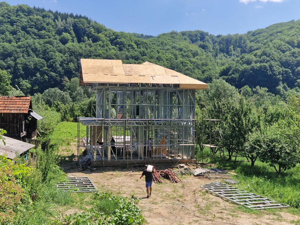 Montaj ferme acoperis si placari exterioare casa metalica pe 2 nivele