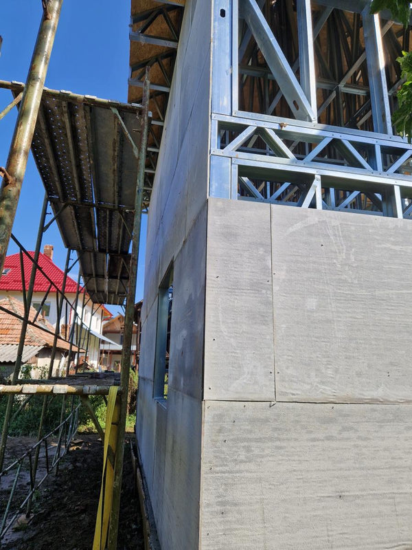 Montaj ferme acoperis si placari exterioare casa metalica pe 2 nivele