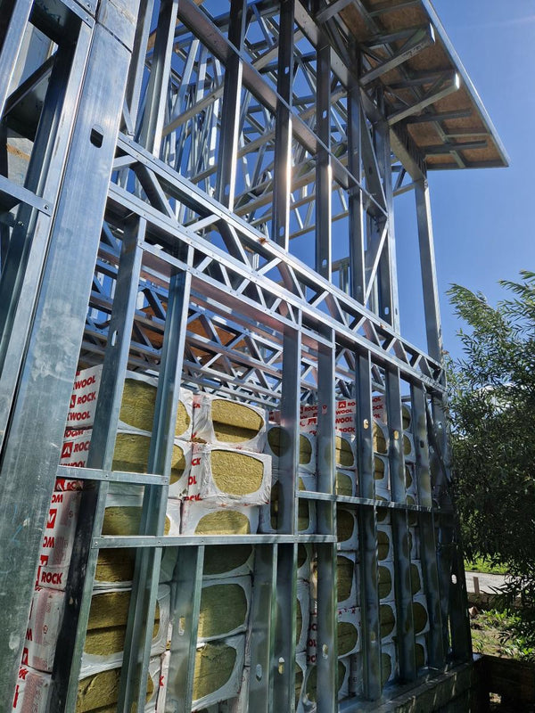 Montaj ferme acoperis si placari exterioare casa metalica pe 2 nivele