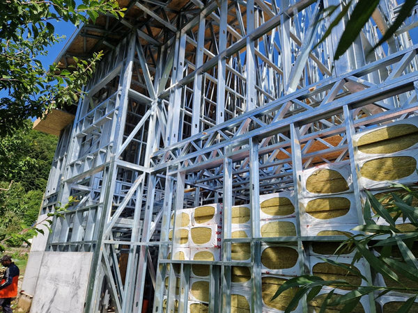 Montaj ferme acoperis si placari exterioare casa metalica pe 2 nivele