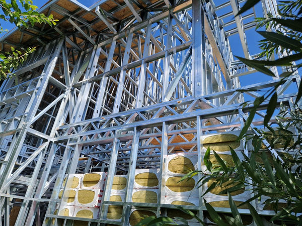 Montaj ferme acoperis si placari exterioare casa metalica pe 2 nivele