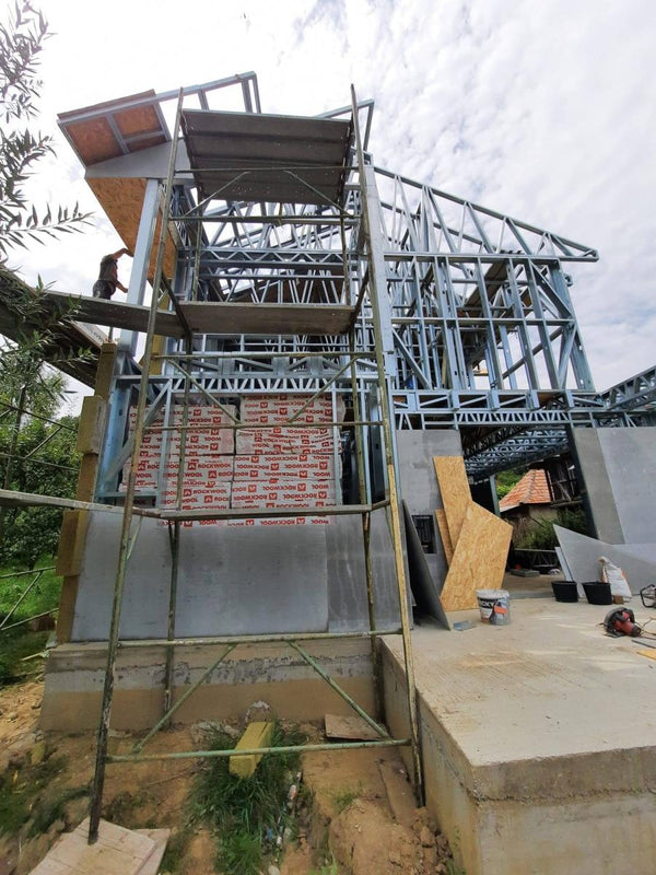 Montaj ferme acoperis si placari exterioare casa metalica pe 2 nivele