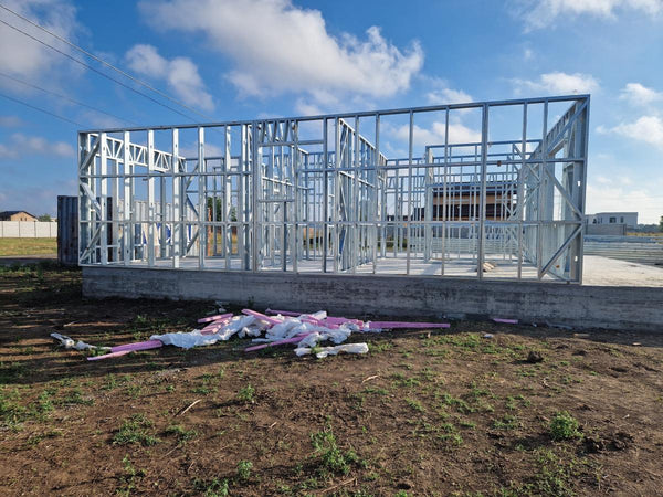 Montaj in derulare structura metalica pentru 2 case parter de 122mp