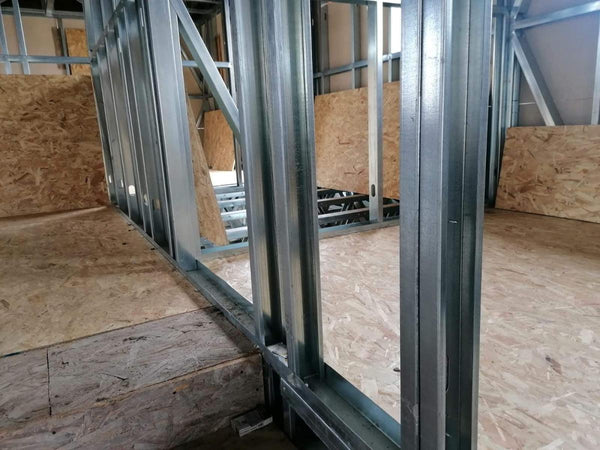 Montaj placi OSB pentru constructie planseu etaj casa metalica