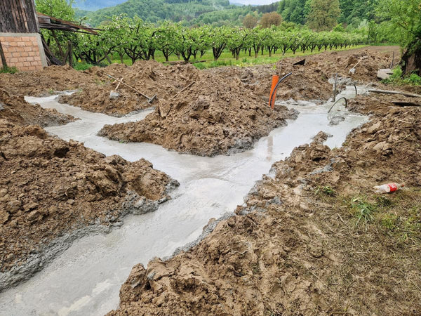 Sapatura mecanizata si turnare beton in talpa fundatie casa metalica 206 mp