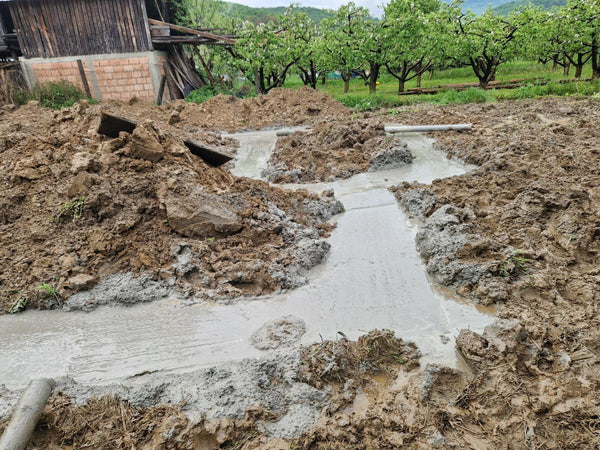 Sapatura mecanizata si turnare beton in talpa fundatie casa metalica 206 mp