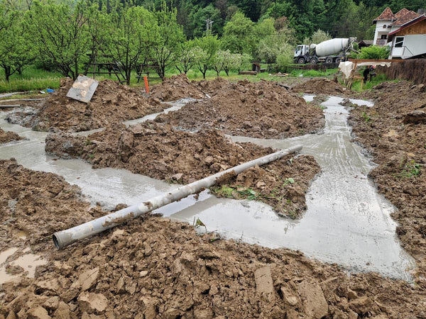 Sapatura mecanizata si turnare beton in talpa fundatie casa metalica 206 mp