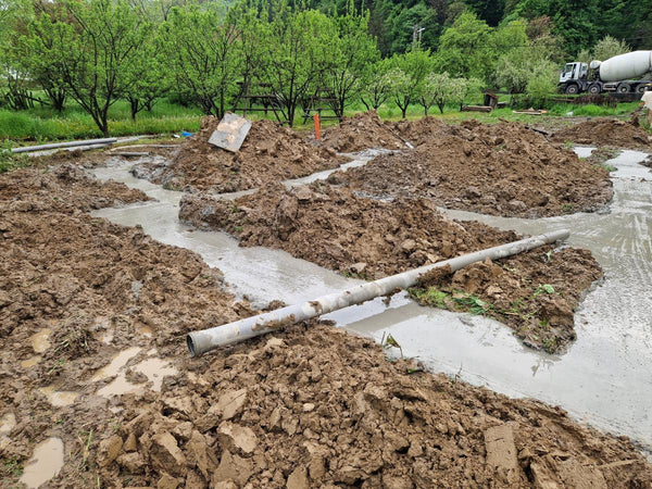 Sapatura mecanizata si turnare beton in talpa fundatie casa metalica 206 mp