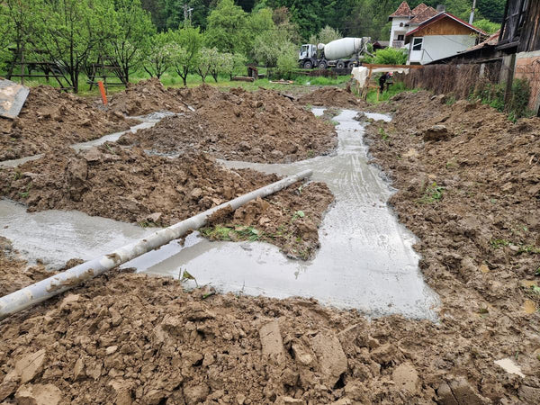 Sapatura mecanizata si turnare beton in talpa fundatie casa metalica 206 mp