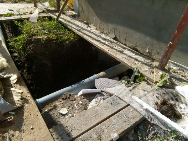 Sapatura mecanizata trasee canalizare si montaj fosa septica proiect casa Saftica