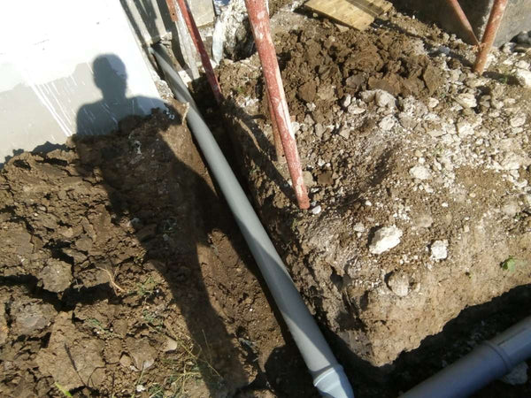 Sapatura mecanizata trasee canalizare si montaj fosa septica proiect casa Saftica