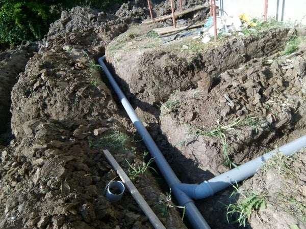 Sapatura mecanizata trasee canalizare si montaj fosa septica proiect casa Saftica