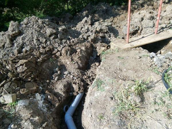 Sapatura mecanizata trasee canalizare si montaj fosa septica proiect casa Saftica