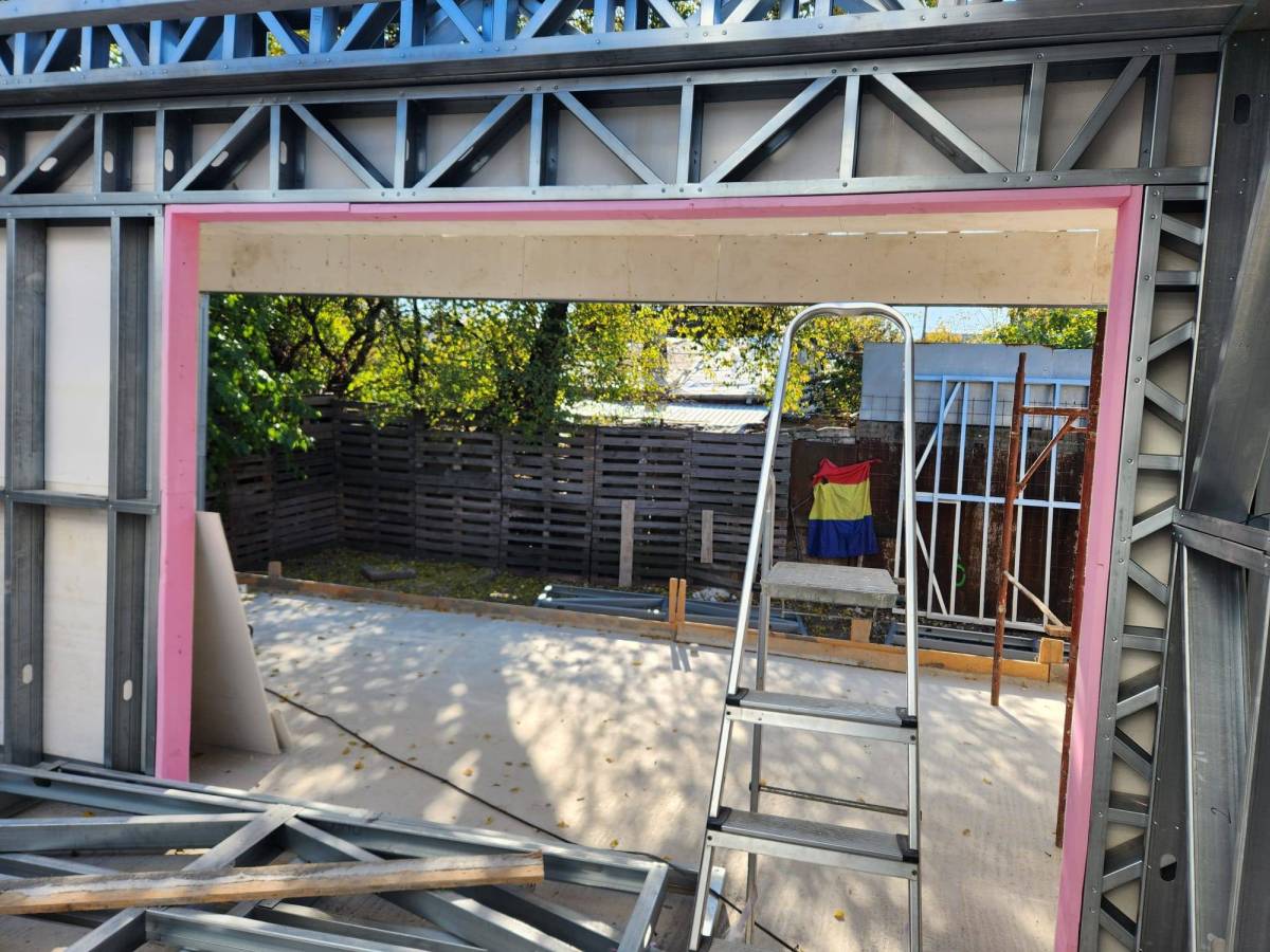 Aplicare strat fibrociment pe structura metalica santier Bucuresti