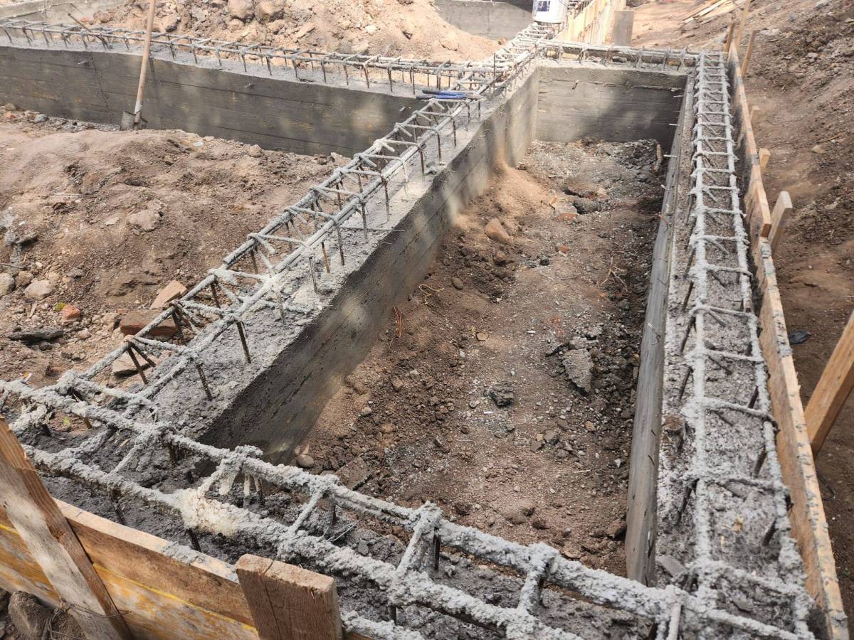 Lucrari de decofrare si compactare pamant fundatie casa metalica P+1