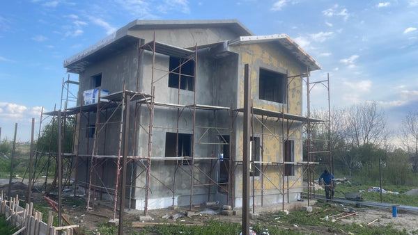 Aplicare masa de spaclu pe fatade casa metalica cu etaj