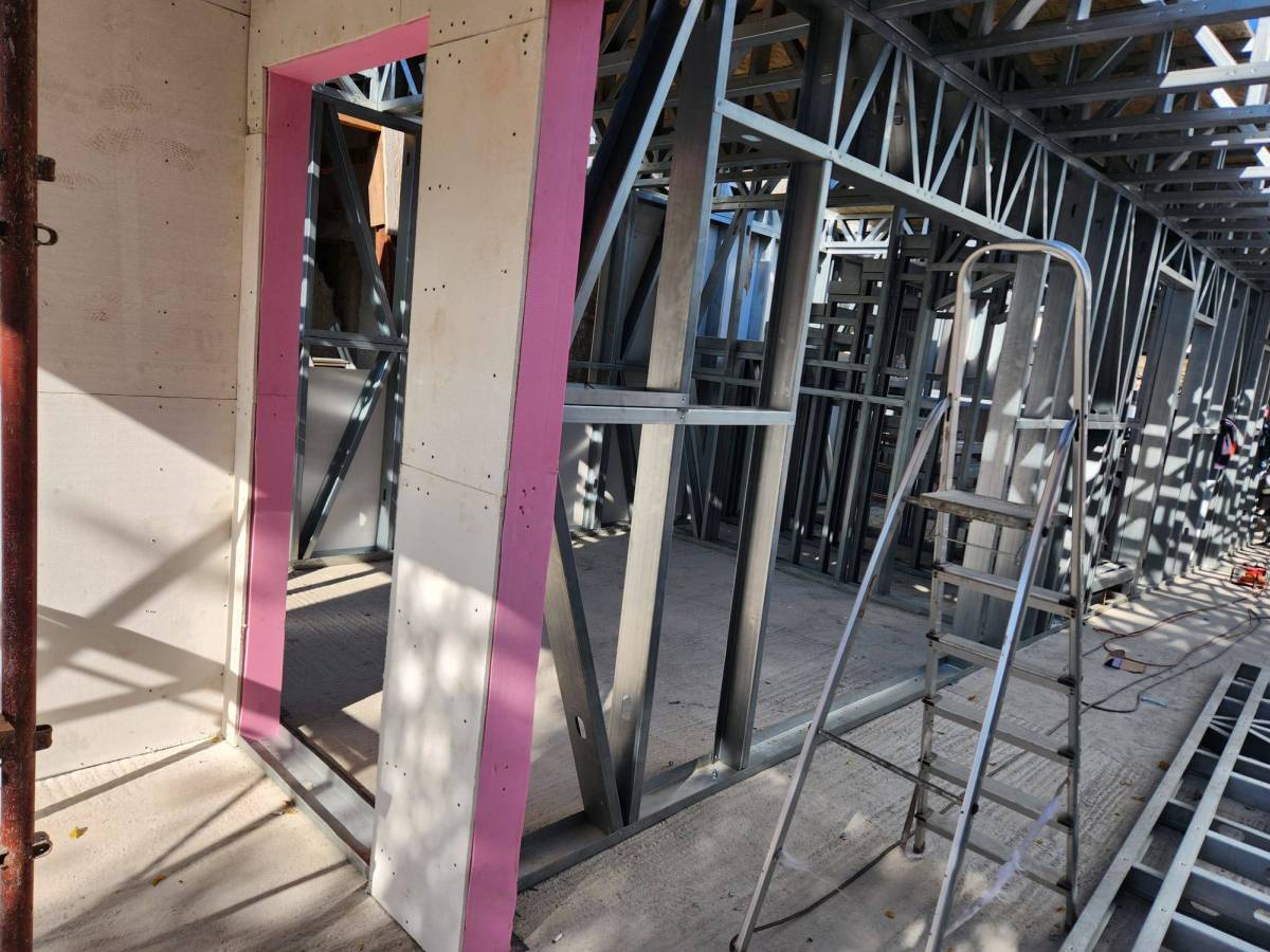 Aplicare strat fibrociment pe structura metalica santier Bucuresti