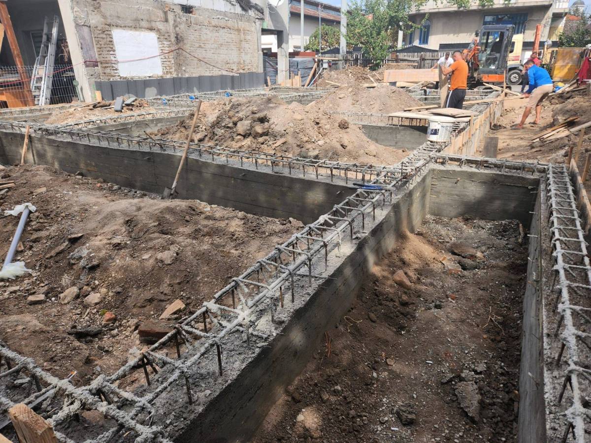 Lucrari de decofrare si compactare pamant fundatie casa metalica P+1