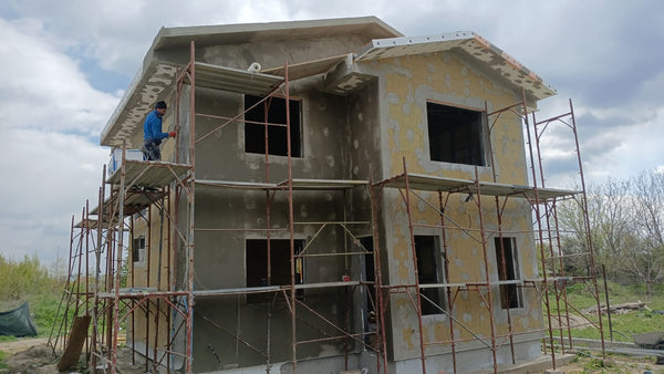 Aplicare masa de spaclu pe fatade casa metalica cu etaj