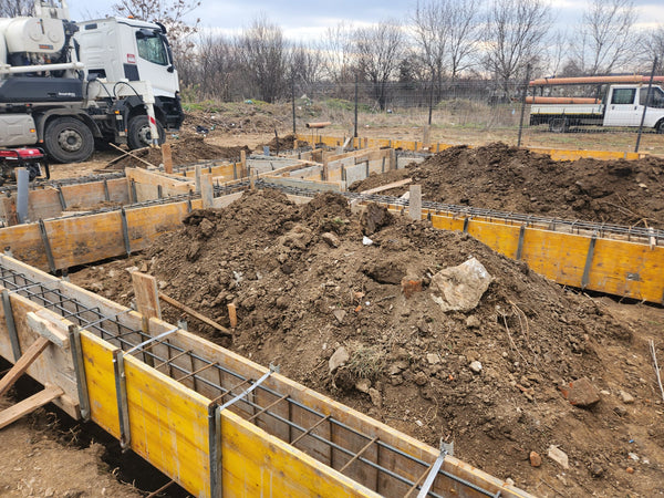 Trasare sapatura si cofrare grinzi fundatie casa in sectorul 6