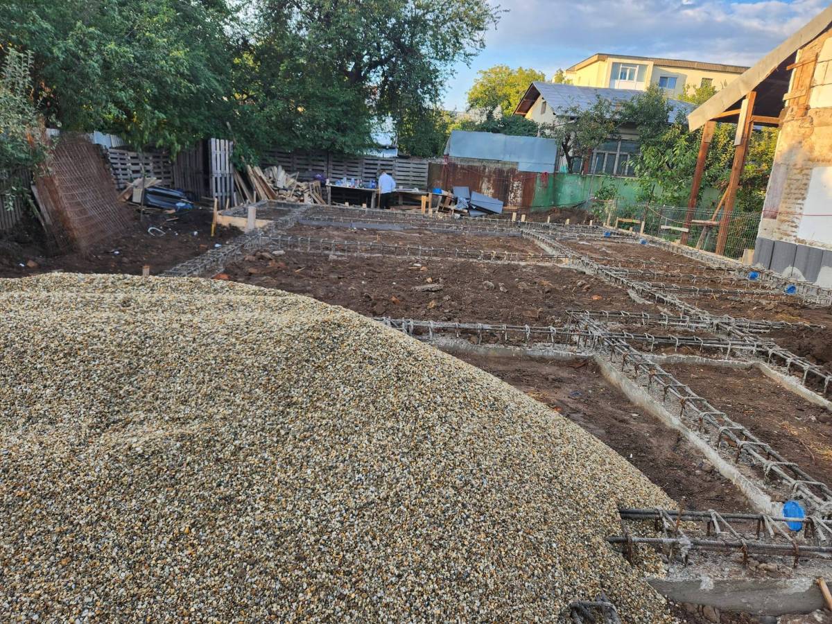 Lucrari de decofrare si compactare pamant fundatie casa metalica P+1