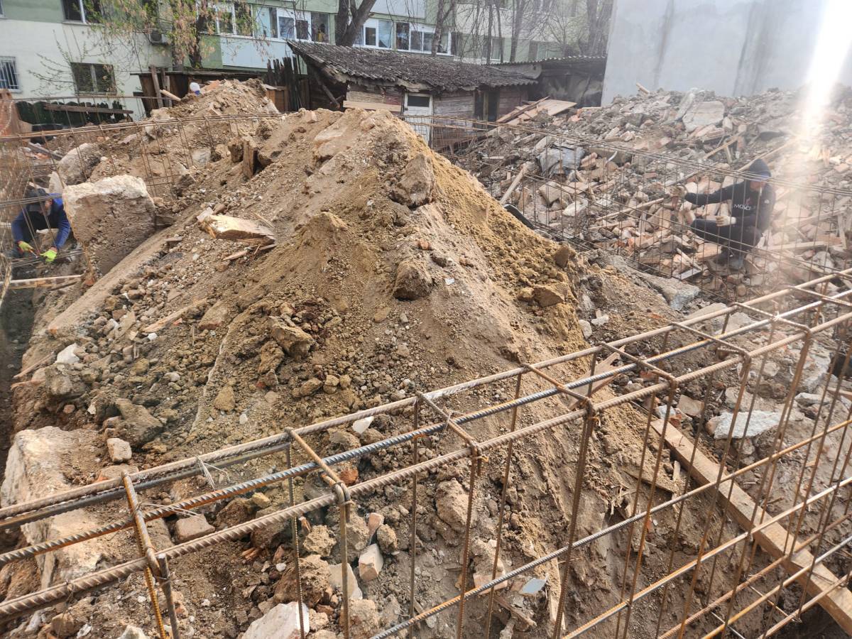 Demolare imobil vechi trasare sapatura plantare armatura fundatie