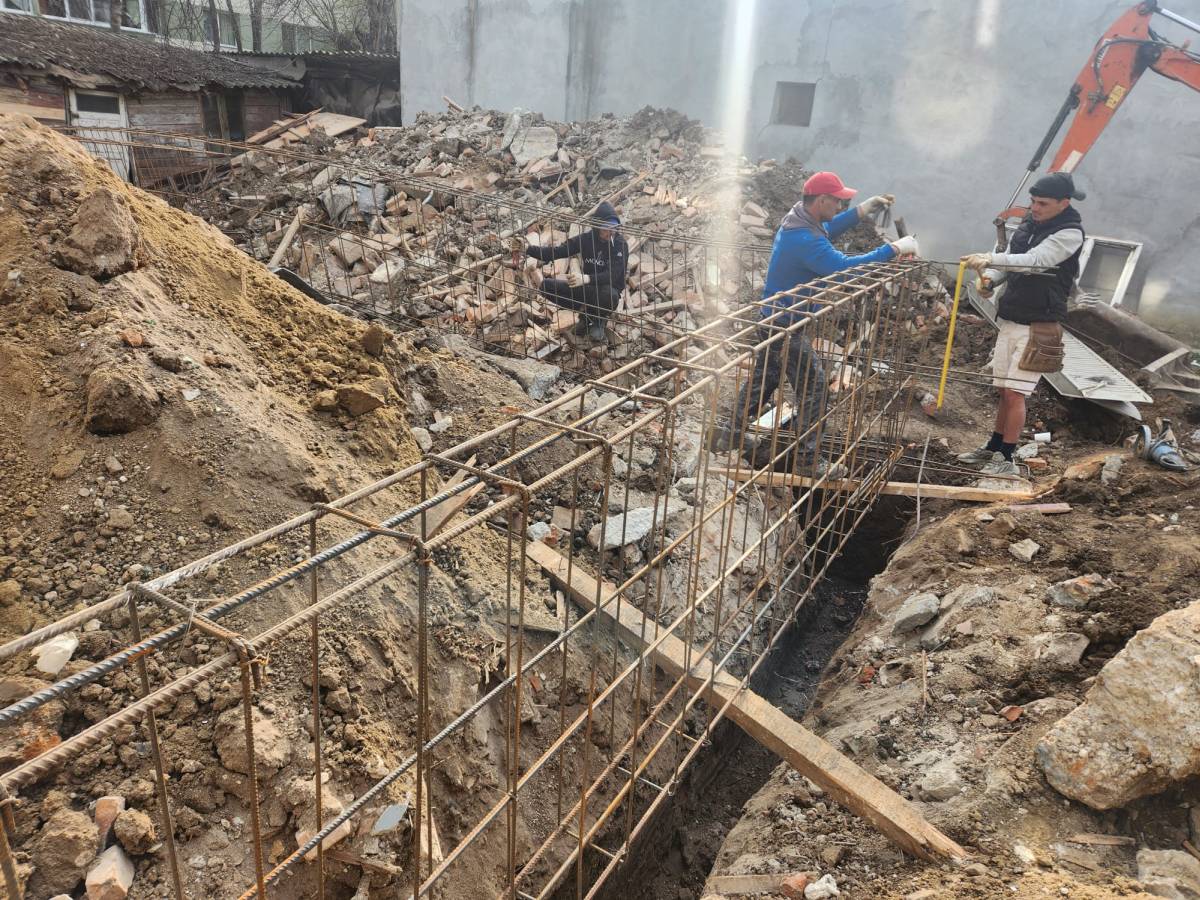 Demolare imobil vechi trasare sapatura plantare armatura fundatie