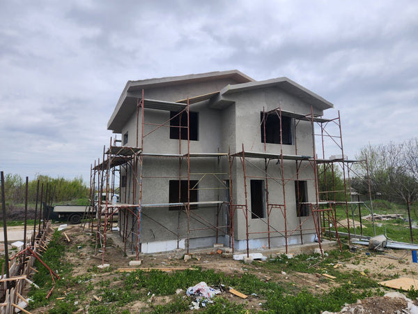 Aplicare masa de spaclu pe fatade casa metalica cu etaj