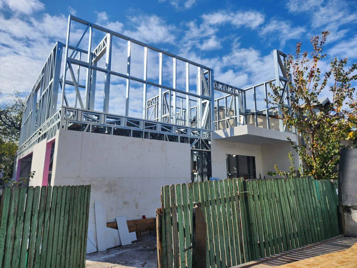 Aplicare strat fibrociment pe structura metalica santier Bucuresti