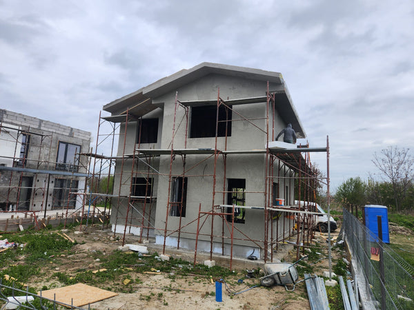 Aplicare masa de spaclu pe fatade casa metalica cu etaj