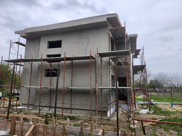 Aplicare masa de spaclu pe fatade casa metalica cu etaj